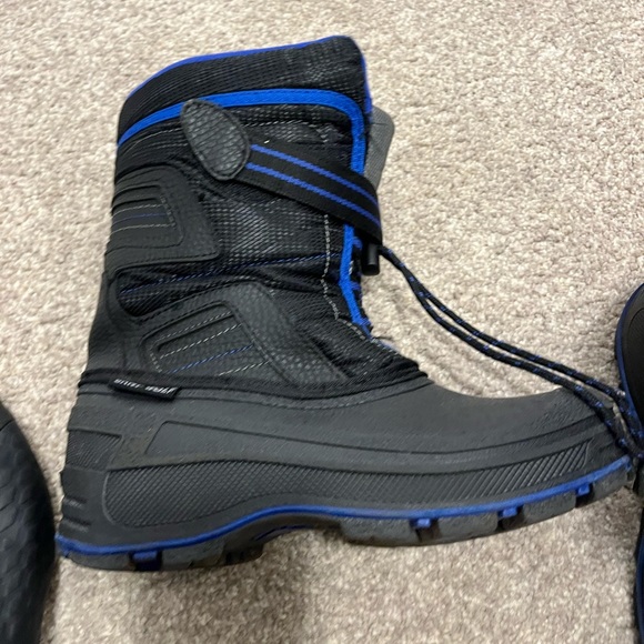 Boys black boots with blue accents. size 4 - Picture 2 of 7